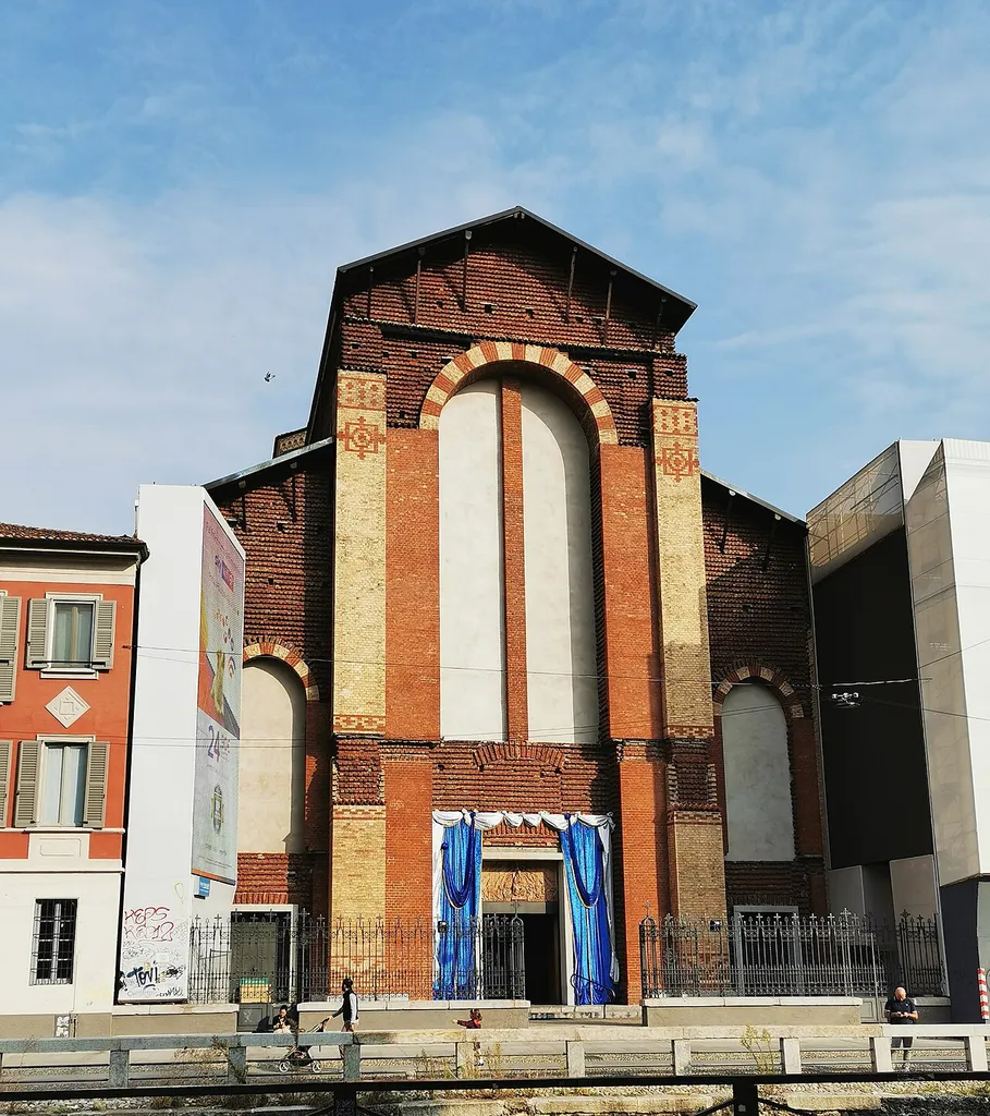 Facciata della chiesa di Santa Maria delle Grazie al Naviglio, Milano.