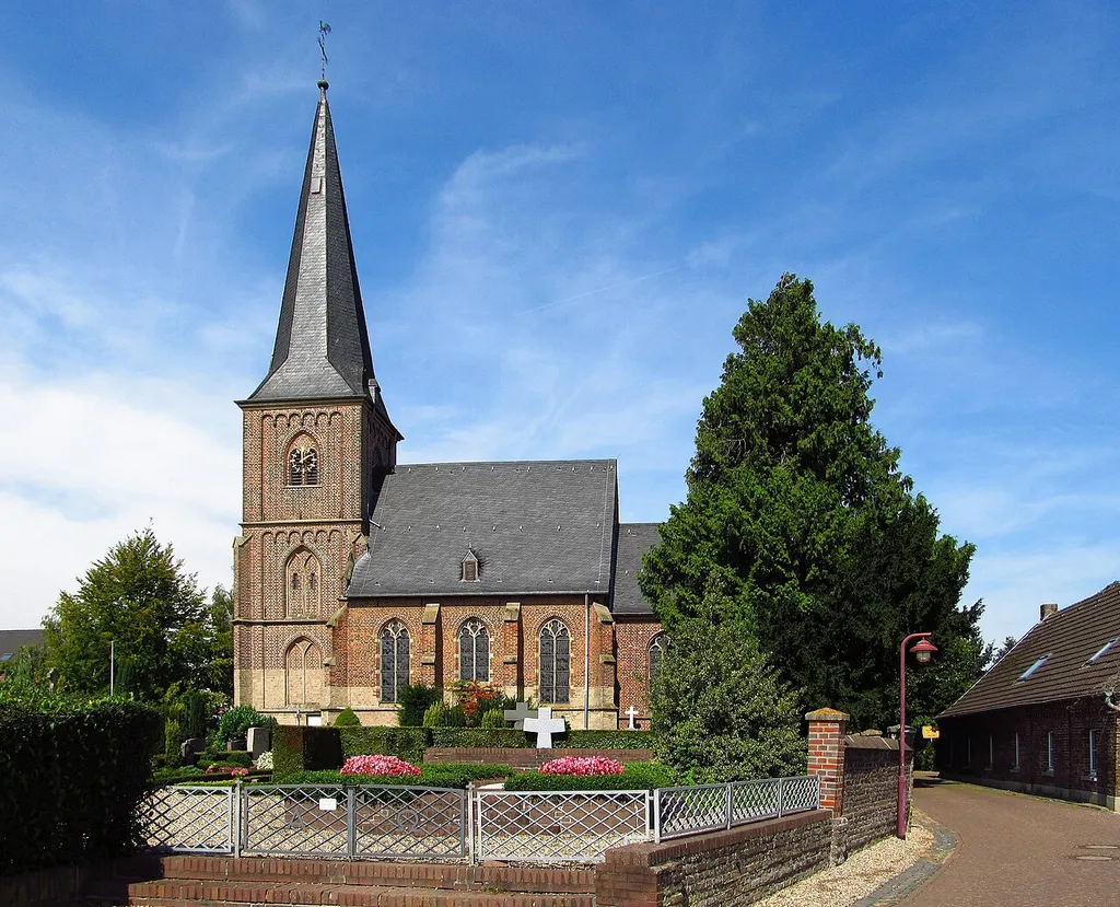 Kirche St. Willibrordus in Wardt , im Vordergrund der Friedhof. Mein Standort: Kerkend, Blick Richtung Norden. Photo: 02.09.2012, Wardt, Stadt Xanten, Kreis Wesel.