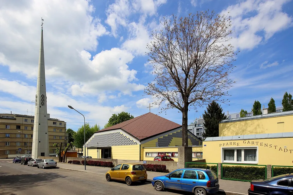 Die von 1962 bis 1964 nach Plänen von Alfons Leitl errichtete Pfarrkiche Blut Christi in Jedlesee, ein Ortsteil im 21. Wiener Gemeindebezirk Floridsdorf.