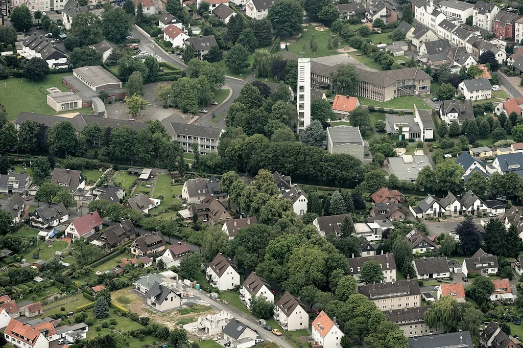 Werl: Evangelische Paulus-Kirche und Paul-Gerhardt-Grundschule. Fotoflug Sauerland Nord.