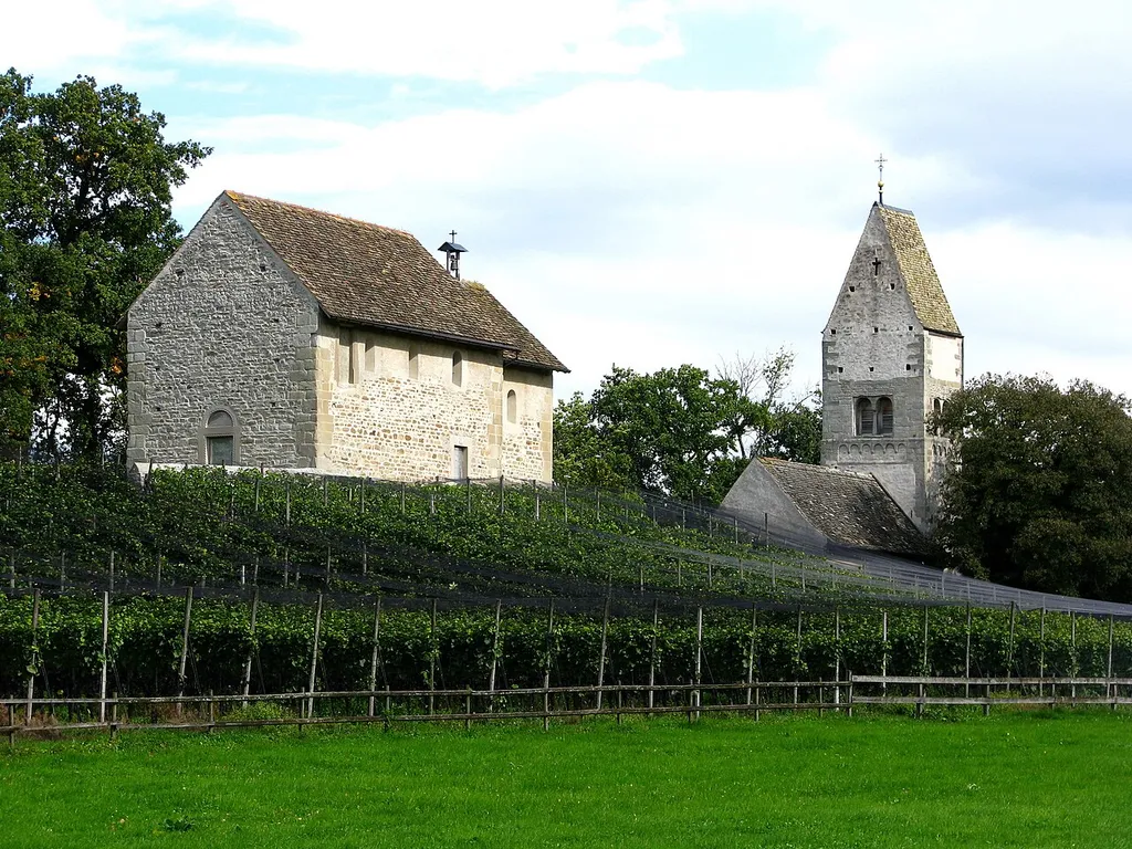 Lake Zürich, Ufenau island : St. Martinskapelle (7./8. Century) to the left side, St. Peter und Paul (1142), where Ulrich von Hutten (* 1488; † 1523) is buried to the right.