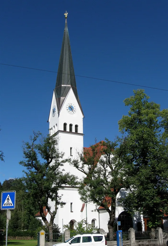 Rathausstraße 10; Evangelisch-lutherische Pfarrkirche, erbaut 1908/1911.