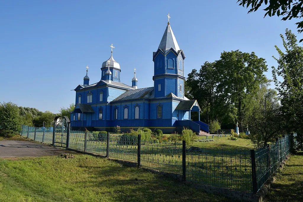 Хрестовоздвиженська церква (дер.) (1906 рік) - вигляд з північного заходу у 2020 році - Заболотці (поблизу перехрестя у центрі села) Іваничівський район Волинська область Україна