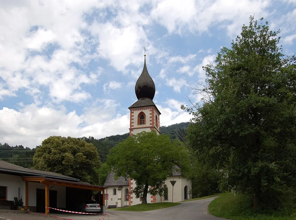 Die denkmalgeschützte Filialkirche St. Georg in Dölsach im Bezirk Lienz. This media shows the protected monument with ObjektID 2357 in Austria. (Commons, de, Wikidata)