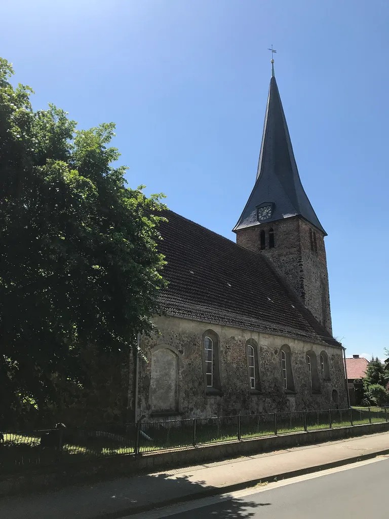 Die Dorfkirche in Kasel-Golzig wurde im 14. Jahrhundert errichtet und im 15. Jahrhundert um den Dachturm erweitert. 1722 erfolgte ein barocker Umbau.