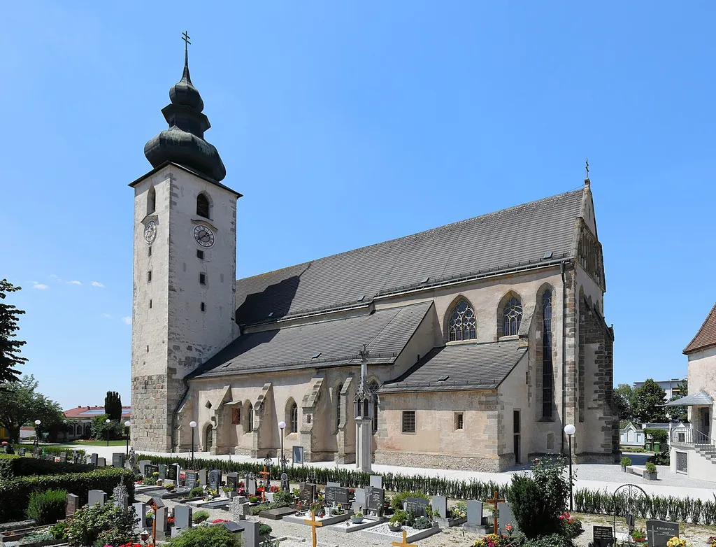 Ostansicht der röm.-kath. Pfarrkirche und Basilika St. Laurenz in der oberösterreichischen Stadt Enns. Ursprünglich eine romanische Pfeilerbasilika, welche seit 1323 in gotische Um- und Erweiterungsbauten aufging.