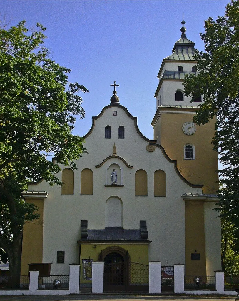 Kościół parafialny, pochodzący z lat 20. ubiegłego wieku. Widok od frontu.