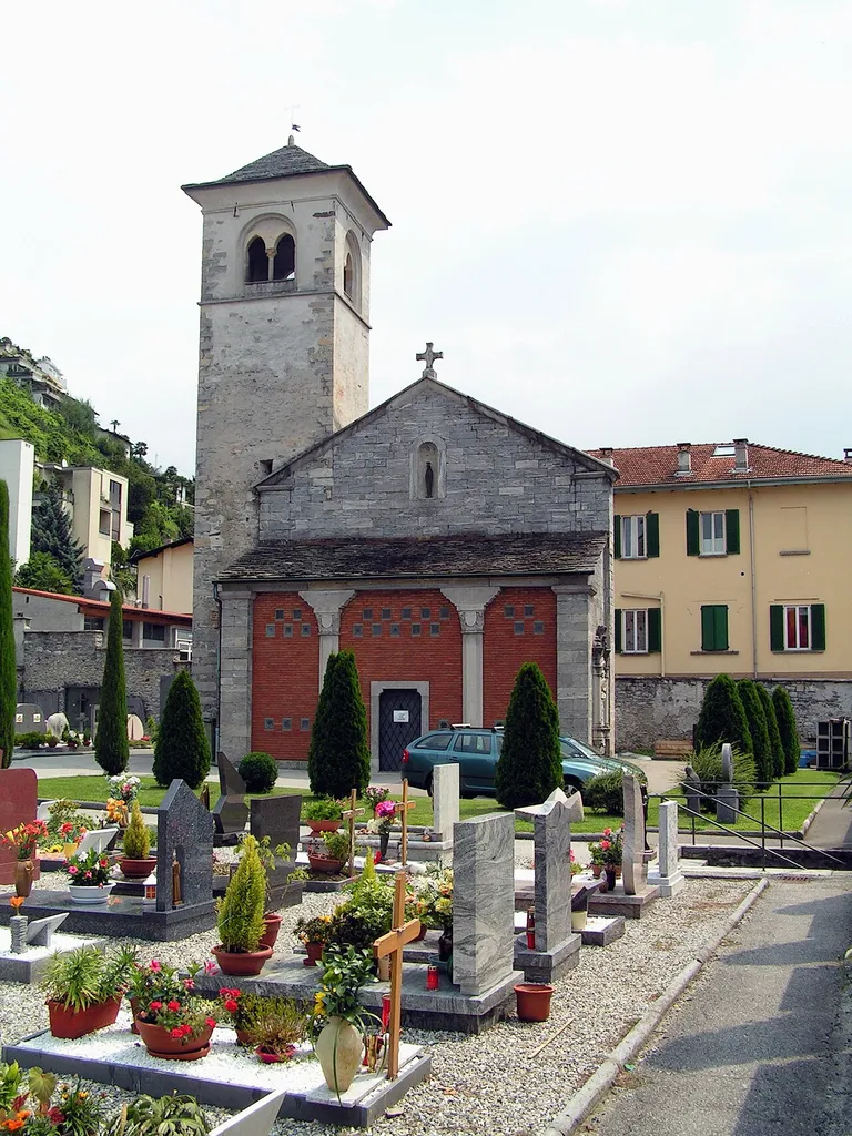 Via Vallemaggia, Locarno. Église Santa Maria in Selva dans le cimetière de Locarno.