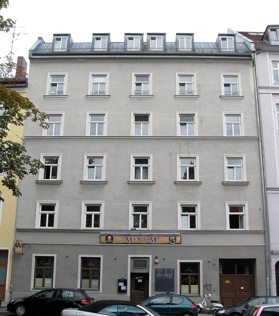 Kirchenstraße 38; Ehem. Gaststätte zur Alten Kirche, fünfgeschossiger putzgegliederter Mansarddachbau in biedermeierlichen Formen, um 1860/70.