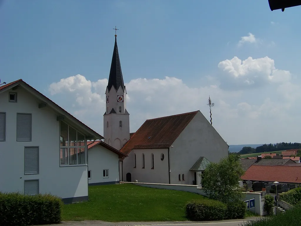 Lengthal. Kath. Filialkirche St. Ägidius, Saalbau mit Rundbogenfenstern und Nordturm, 1934 anstelle einer romanischen Kirche errichtet, Turmunterbau spätgotisch, Oberbau neugotisch; mit Ausstattung.