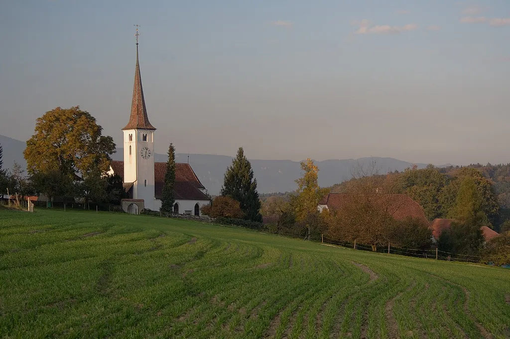 Die Kirche von Oberwil bei Büren, SchweizIm Hintergrund der JuraAufnahme mit Polfilter