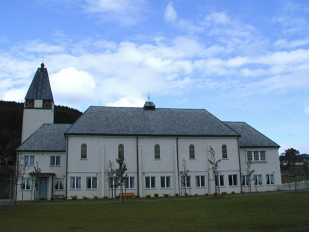Valderøy kirke. Foto: Max Ingar Mørk, fra Riksantikvarens Kulturminnesøk.