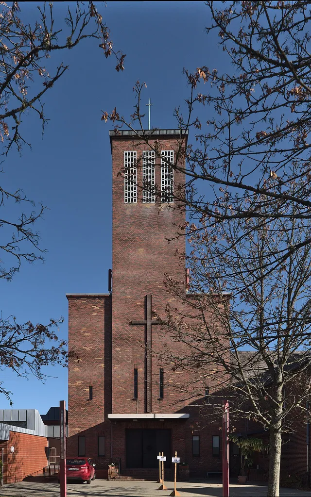 Frontaler Blick auf die Evangelische Kirche in Saarbrücken-Klarenthal.