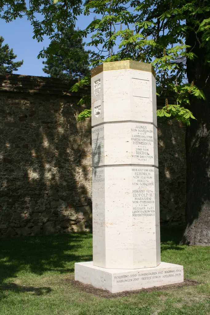 Klosterneuburg - Stauferstele am Nordportal des Stifts auf dem Hohenstaufenplatz