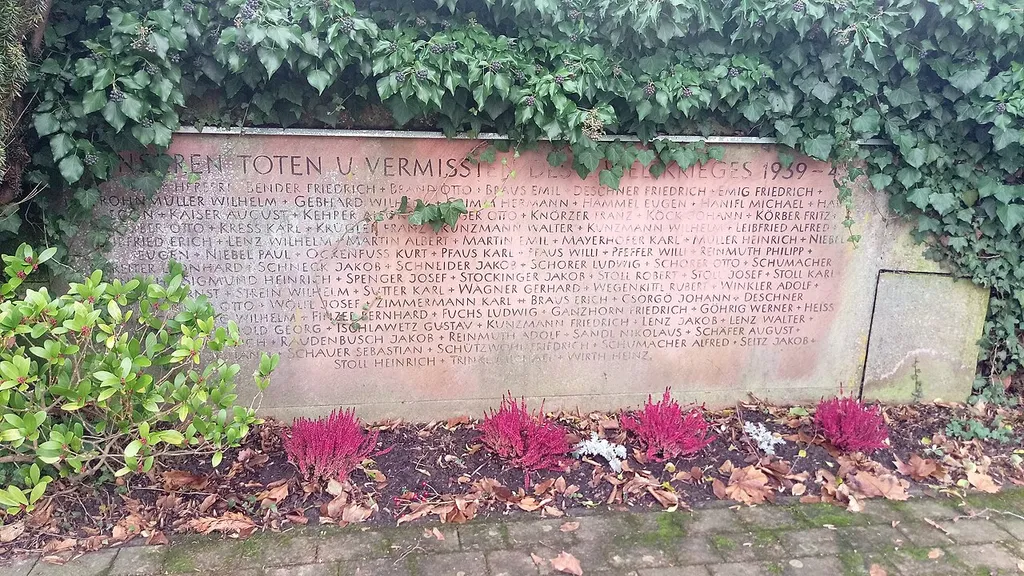 An die im 2. Weltkrieg gefallenen Neunkirchener erinnerndes Denkmal