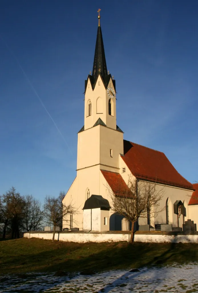 Die katholische Kirche St. Rupert in Gumattenkirchen (Gemeinde Mettenheim, Landkreis Mühldorf am Inn, Oberbayern). Das Gotteshaus wurde im 15. Jahrhundert gotisch errichtet, 1770 barockisiert, 1878 regotisiert.