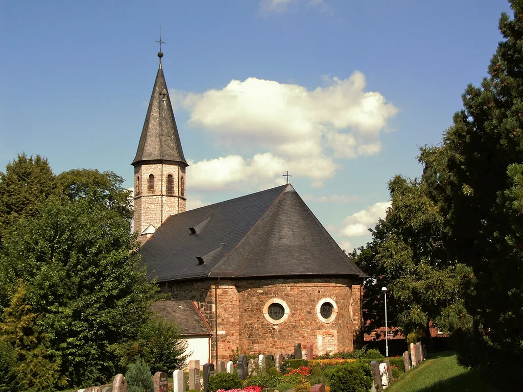 Katholische Kirche St. Georg in Itzum, Stadtteil von Hildesheim, vom Friedhof aus gesehen