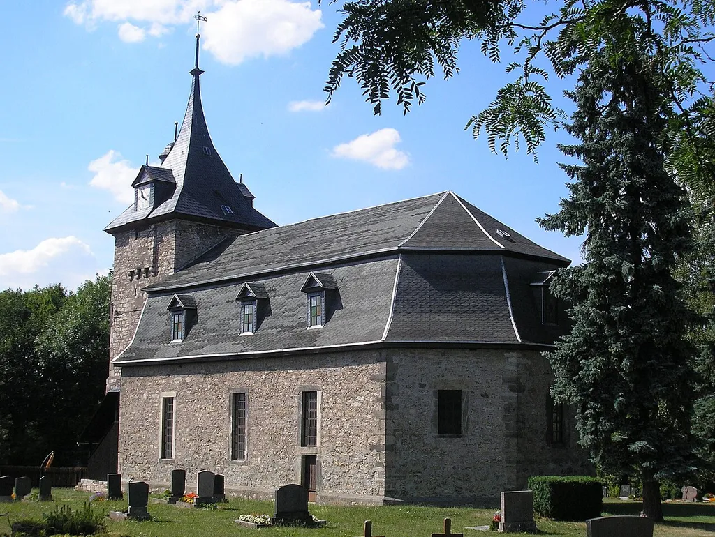 Die Kirche in Dienstedt (Thüringen).