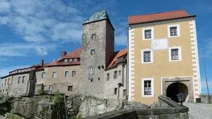 Einzeldenkmale der Sachgesamtheit Burg Hohnstein: Torbau zum unteren Burghof, Unteres Schloss mit Turm, Gedenktafel Hahnewald und rechtwinkliges Seitengebäude sowie Aussichtsplattform, Rampe (ehem. Zugbrücke) und Torhaus zum Oberen Schloss mit Brau