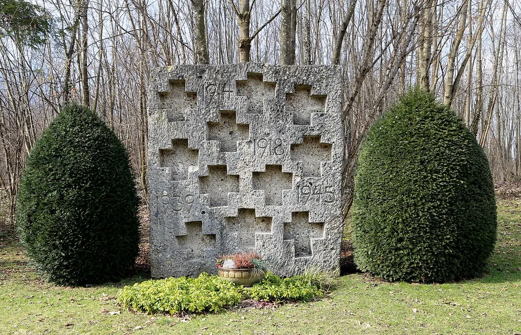 Kirchenstraße 22, Degerndorf, Brannenburg; Pfarrkirche Christkönig, Saalbau aus unverputztem Nagelfluhsteinen mit Steildach und Turm mit Zwiebelhaube, 1947–1949 This is a picture of the Bavarian Baudenkmal (cultural heritage monument) with the ID D-1-87-120-23 (Wikidata)