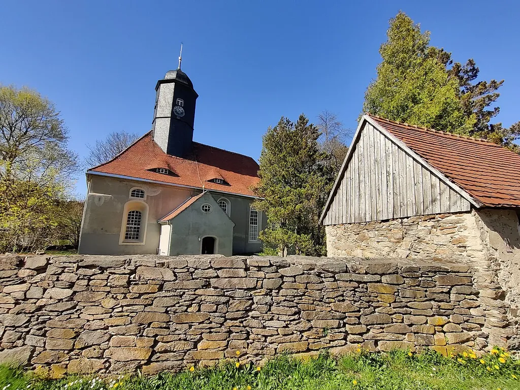 Kirche mit Einfriedungsmauer sowie vier Grabmäler aus dem 19. Jh. auf den ehem. Kirchhof Talstraße 64 (alte Ortslage St. Michaelis, künstlerischer Wert, ortshistorische und ortsbildprägende Bedeutung. Markantes Bauwerk unmittelbar an der Dorfstraße umgeben von der alten Bruchsteineinfriedung mit sehr seltenem Torhaus. Schlichte Saalkirche, um 1408)