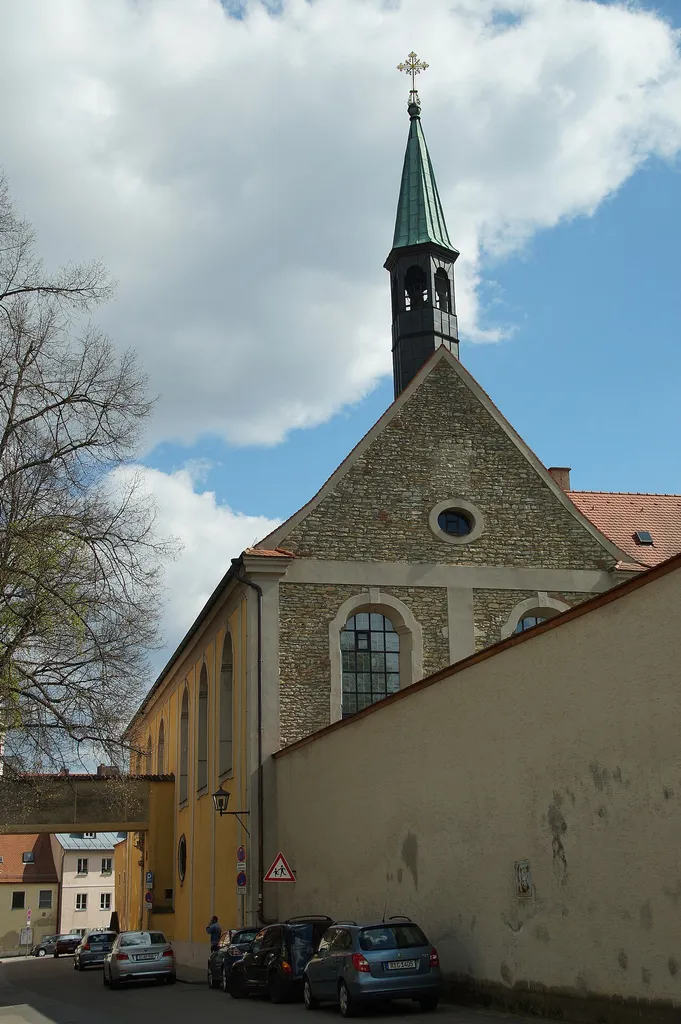 Klosterkirche und Klostergebäude Hl. Kreuz, Dominikanerinnenkloster, gegründet 1233; Klosterkirche Hl. Kreuz, gestelzte Saalkirche mit eingezogenem Chor und Dachreiter, westlich anschließend Kapitelsaal, Gründungsbau 1237-44, 1751-57 vollständig überformt; mit Ausstattung; Klostergebäude, zweigeschossiger Baukomplex, Nordflügel: vierflügeliger Kreuzgang an der Südseite der Kirche, Westflügel: zweigeschossiger, zum Stahlzwingerweg giebelständiger Satteldachbau, mit Vorrefent und Refektorium, Südflügel mit Wirtschaftsbau, Konventbau und Sixtuskapelle, Ostflügel mit Speisgewölbe, Ossuarium und St.-Kilianskapelle, hauptsächlich 13.-17. Jahrhundert, Brand 1547, nach teilweiser Kriegszerstörung 1945 Wiederaufbau bis 1946; Ökonomiehof mit Sprechzimmerflügel und Klausurpforte, zweigeschossiger Halbwalmdachbau mit Erdgeschossarkaden, 1628; Ehemaliges Pförtnerhaus und Getreidekasten, dreigeschossiger Satteldachbau, 17. Jahrhundert; Altes Schulhaus, dreigeschossiger giebelständiger Steildachbau, 17./18. Jahrhundert, Überformung im 19. und 20. Jahrhundert; Küchenflügel, zweigeschossiger und traufständiger Satteldachbau mit Kniestock, 17. Jahrhundert, Wiederaufbau 1946; Klostermauer, Torbau mit rundbogiger und gewölbter Durchfahrt zur Kreuzgasse, und dreiseitige Ummauerung des Klostergartens, Bruchsteinmauer, bez. 1617 und 1719 This is a picture of the Bavarian Baudenkmal (cultural heritage monument) with the ID D-3-62-000-74 (Wikidata)