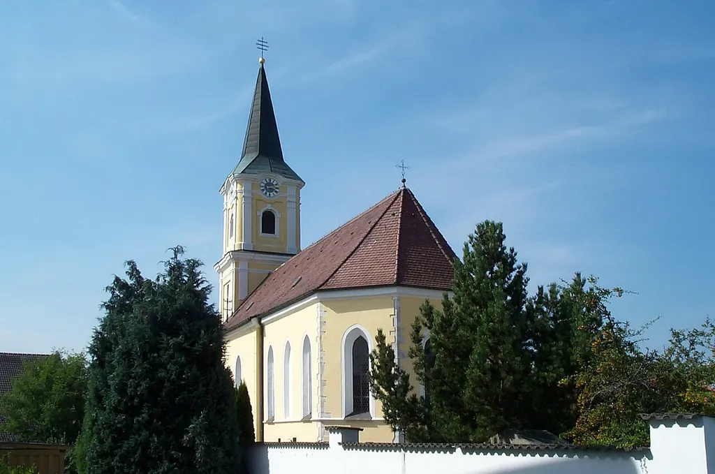 Straßkirchen, Schambach, Pfarrgasse 3. Katholische Pfarrkirche St. Nikolaus, mittleres 14. Jahrhundert, Turm 18. Jahrhundert; mit Ausstattung; Katholische Friedhofskapelle St. Vitus, Mitte 18. Jahrhundert