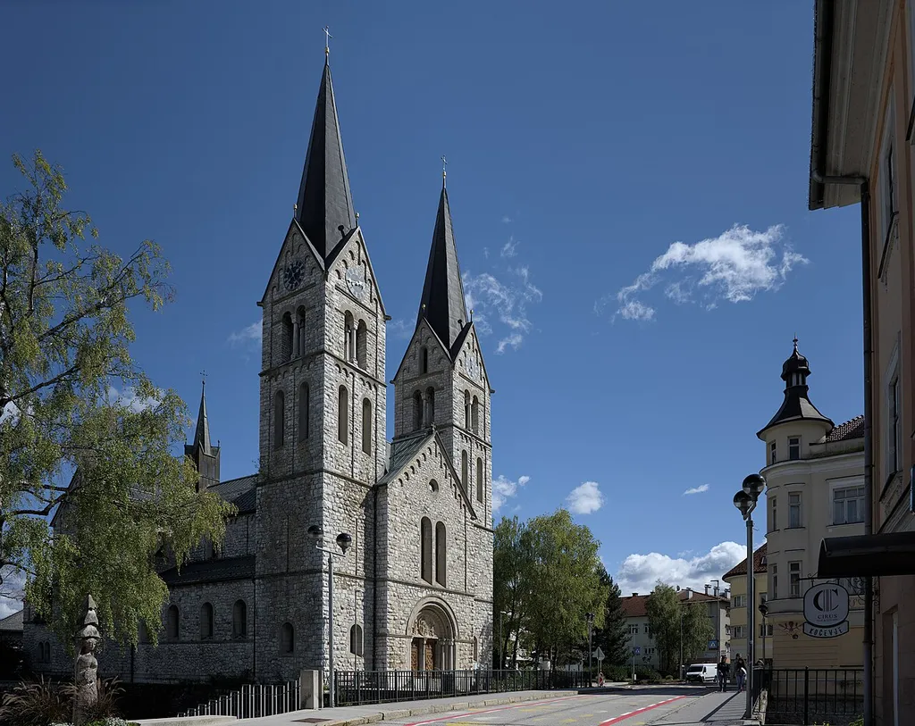 Župnijska cerkev sv. Fabijana in Boštjana ter sv. Jerneja.