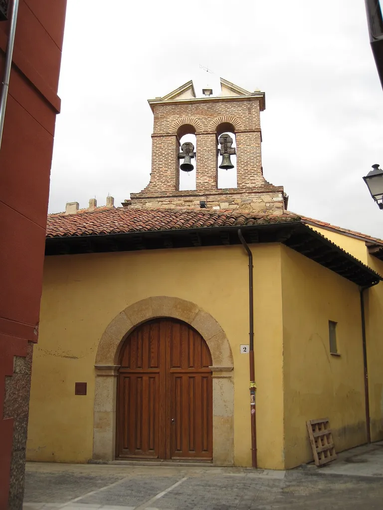 Fachada de la iglesia de San Salvador Palat del Rey, en León (España).
