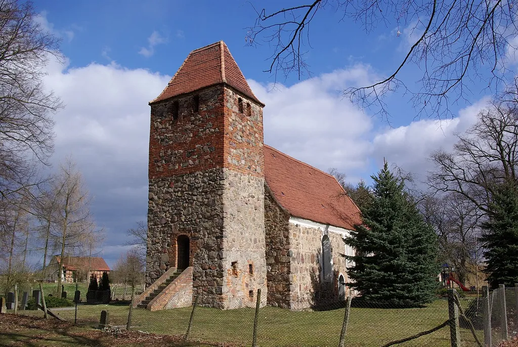 Steinreich in Brandenburg. Die Kirche im Ortsteil Schenkendorf steht unter Denkmalschutz.