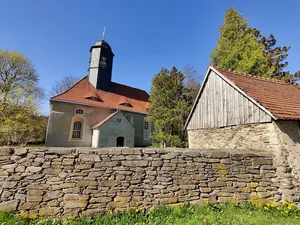 Kirche mit Einfriedungsmauer sowie vier Grabmäler aus dem 19. Jh. auf den ehem. Kirchhof Talstraße 64