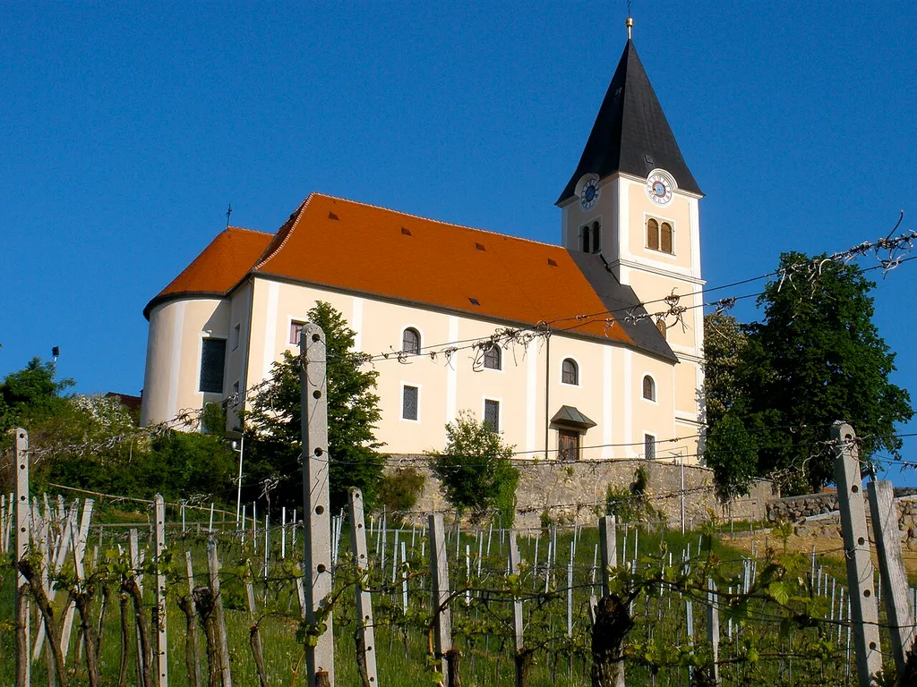 Die Pfarrkirche in St. Anna am Aigen wurde 1712 fertiggestellt und 2005 einer gründlichen Renovierung unterzogen. Eine künstlerisch besonders wertvolle Skulptur über dem Hochaltar stellt dar, wie die Heilige Mutter Anna ihrer Tochter Maria das Lesen lernt; das älteste Kunstwerk der barocken Kirche ist ein Gemälde, auf dem die Heilige Dreifaltigkeit abgebildet ist.