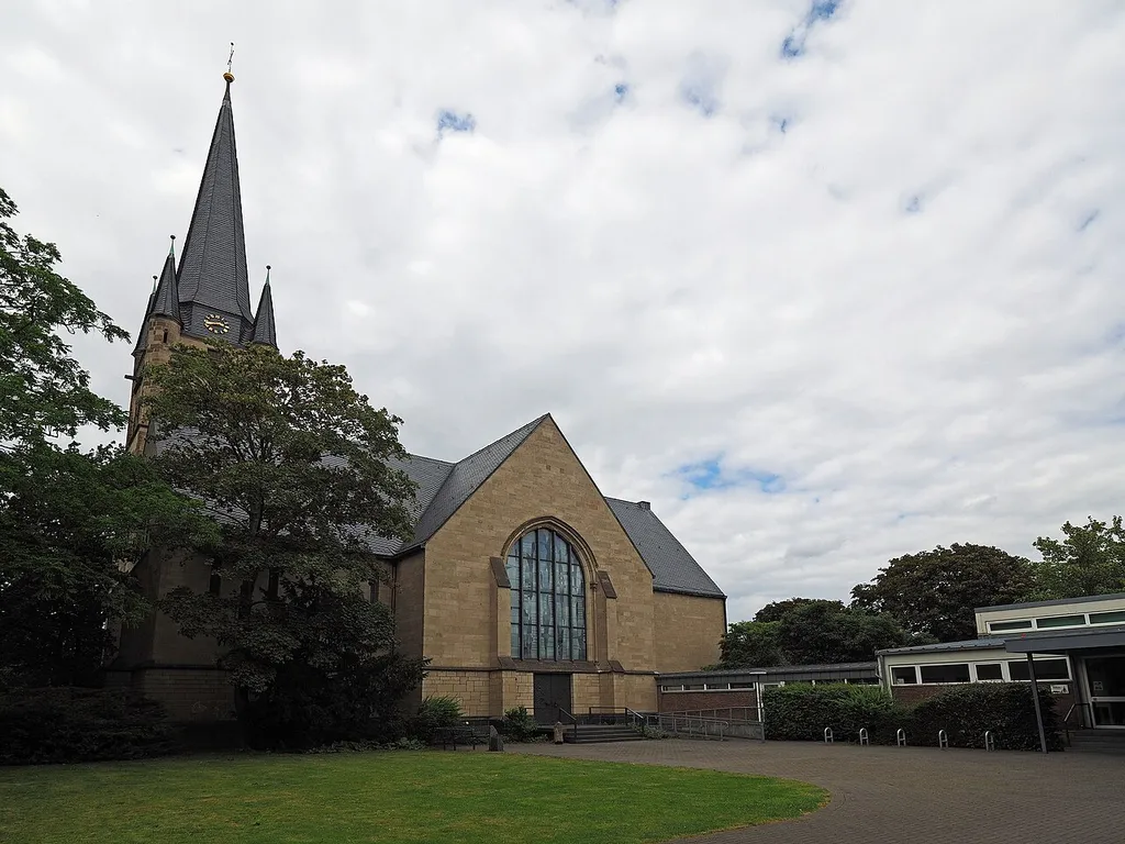 Pauluskirche (Krefeld) - Blick vom Innenhof auf die Kirche