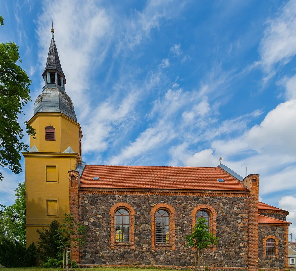 Die Evangelische Dorfkirche von Groß Leuthen, Ortsteil der Gemeinde Märkische Heide, Landkreis Dahme-Spreewald, Brandenburg, Deutschland. Die Kirche gehört zum Sprengel Groß Leuthen innerhalb des Evangelischen Kirchenkreises Niederlausitz.