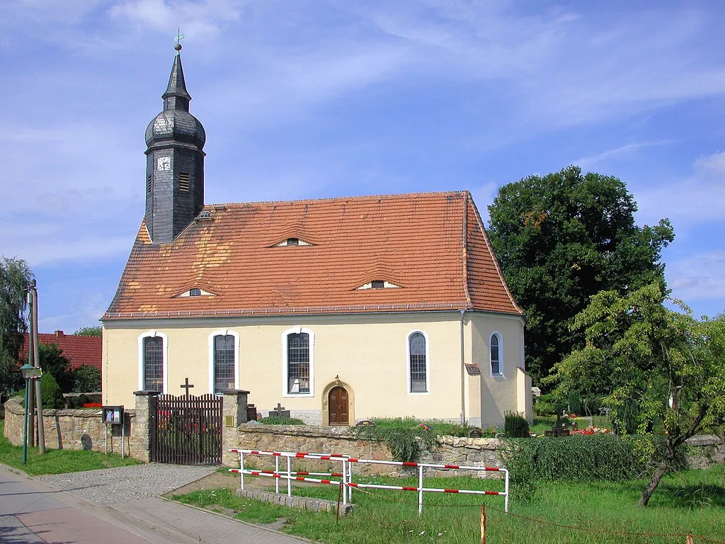 17.08.2008 01156 Dresden-Unkersdorf, Am Schreiberbach. Ev.-Luth. Dorfkirche (GMP: 51.057310,13.590404). Die Ursprünge der Kirche liegen im 14. Jahrhundert. Wesentlichen Umbauten erfolgten 1586, 1613 und 1697. Nach 2000 wurde der Außenputz und das Geläut erneuert. [DSCN33852.TIF]20080817440DR.JPG(c)Blobelt