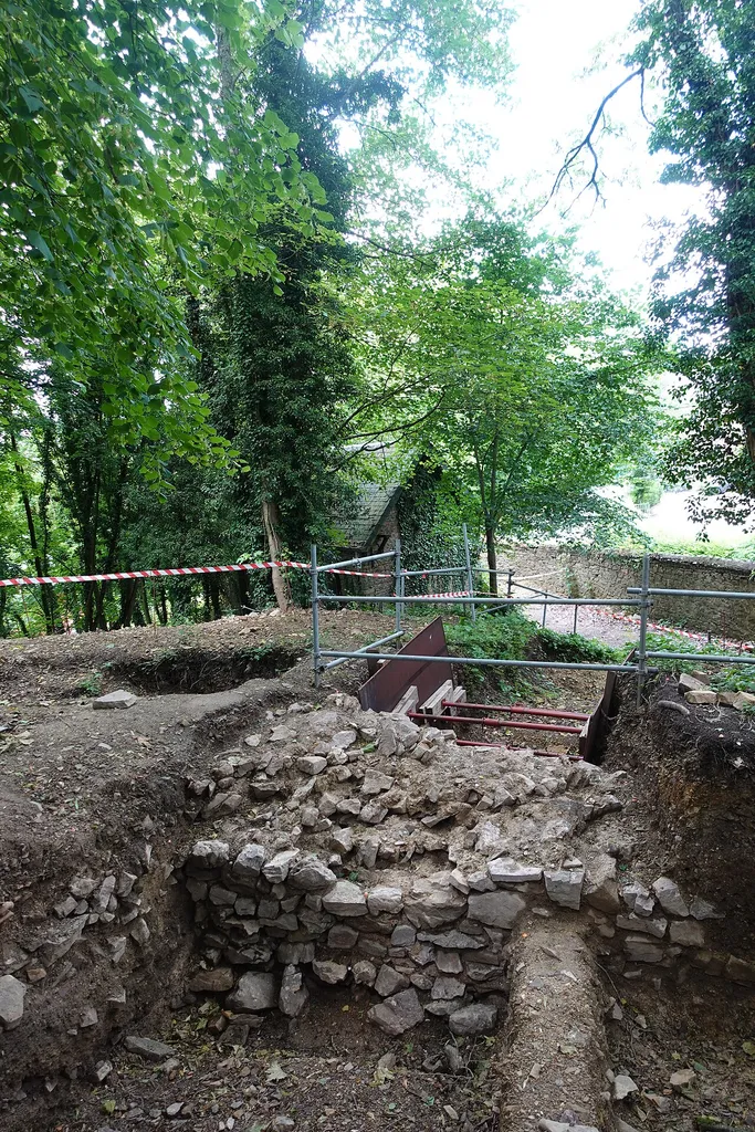Vestiges de l'enceinte du château de Chèvremont, possiblement attenantes à l'entrée du site fortifié.