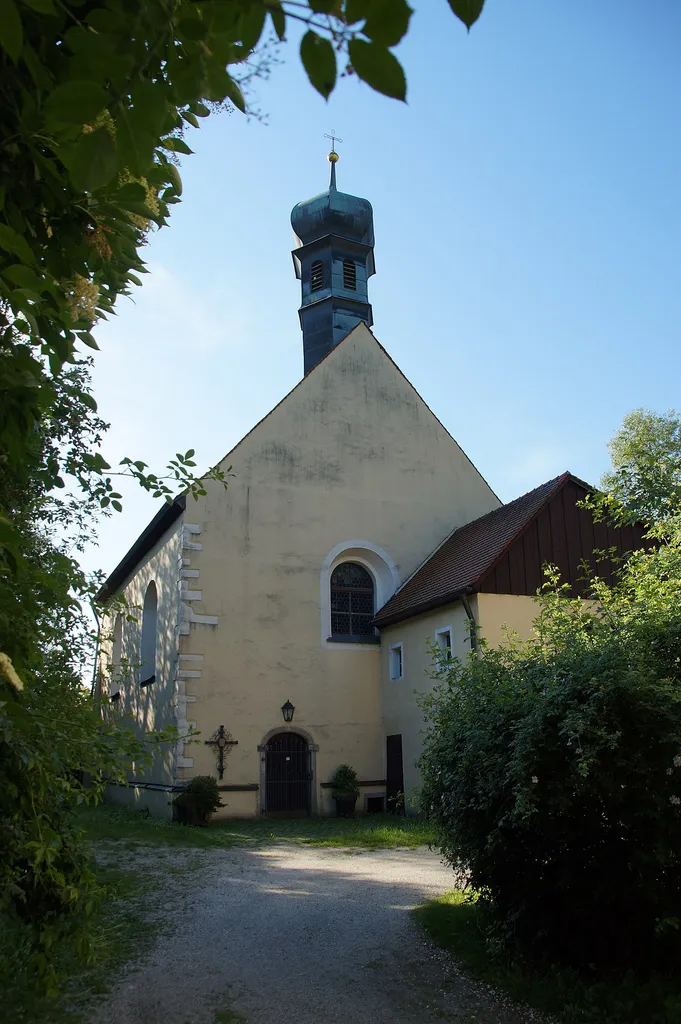 Ehemalige Burg, Burgstall, wohl 12. Jahrhundert, nach dem Dreißigjährigen Krieg verfallen; Katholische Nebenkirche und ehemalige Burgkapelle St. Michael, Saalbau mit rechteckigem Chor und Zwiebeldachreiter, 14. Jahrhundert, unter Einbeziehung von Teilen der der Ringmauer, 1689 umgebaut; mit Ausstattung; This is a picture of the Bavarian Baudenkmal (cultural heritage monument) with the ID D-3-62-000-260 (Wikidata)