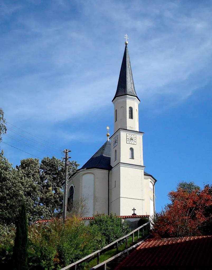 Seefeld, Ortsteil Unering, Kirche St. Martin. Die 1731 fertiggestellte Kirche ist ein Werk des bedeutenden Baumeisters Johann Michael Fischer. Nach dem Abbruch der baufälligen Vorgängerkirche entstand nach seinen Plänen auf einem Moränenhügel des Dorfes dieses barocke Sakralbauwerk. Es gilt als Prototyp für die späteren Zentralraumkirchen Fischers. Der Anbau des Kirchturmes erfolgte 1833.[1]