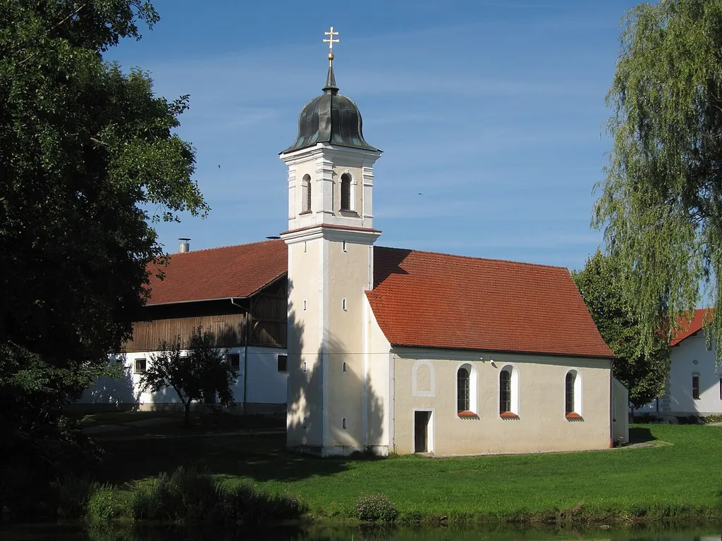 Wetting; kath. Filialkirche St. Pankratius, kleiner Saalbau mit Haubenturm und geradem Chorabschluß, Neubau von Anton Kogler um 1720; mit Ausstattung