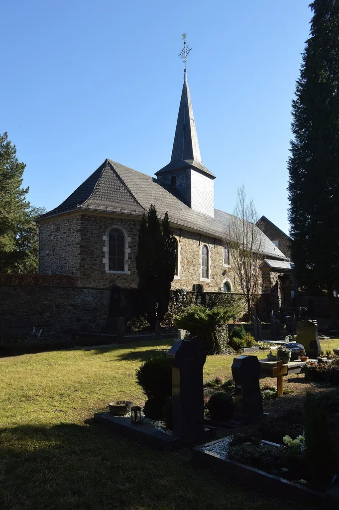 Evangelische Kirche Zweifall vom Friedhof aus gesehen