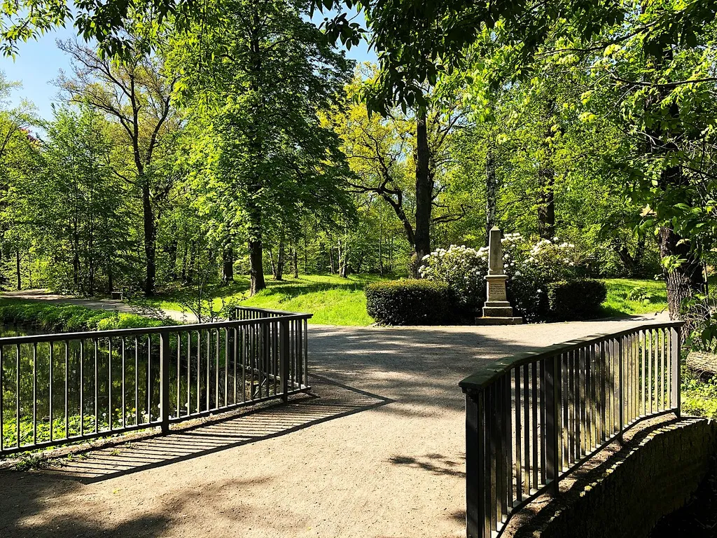 Ansicht des Stadtparks Eilenburg, im Hintergrund Mitscherlich-Denkmal
