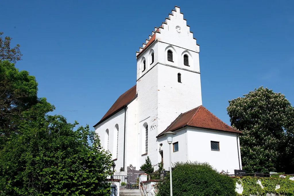 Katholische Pfarrkirche St. Petrus mit Mauer: Chorturmkirche, Backsteinbau, spätromanische Anlage, wohl noch Ende des 12. Jahrhunderts errichtet, barock und modern verändert, rundbogiges Südportal zweifach gestuft, Chorturm mit Satteldach und Treppengiebel, Maßwerkokulus und Spitzbogenblenden am Turm 19. Jahrhundert; mit Ausstattung; Friedhofs- und Befestigungsmauer, Backstein, 18/19 Jahrhundert mit älterem Bestand, teilweise modern erneuert.