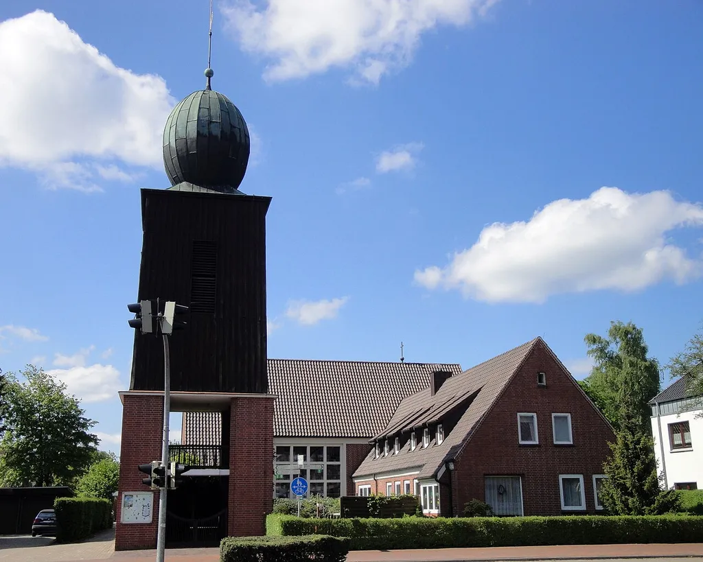 Evangelische Pauluskirche mit Glockenturm und Pfarrhaus in Ocholt