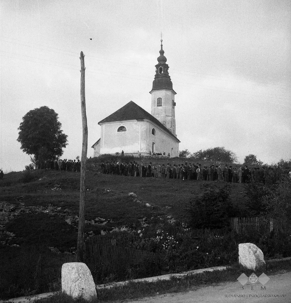 Ljudje na poti od maše pri sv. Roku (žegnjanje).