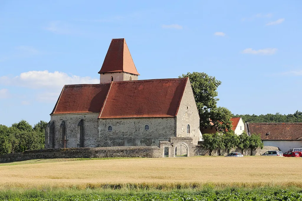Katholische Pfarrkirche hll. Peter in Strögen, ein Ortsteil der niederösterreichischen Gemeinde St. Bernhard-Frauenhofen.