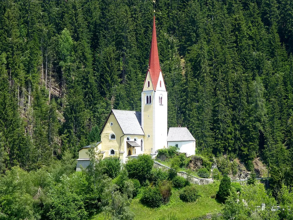 Pfarrkirche St. Justina (Assling); Blick von der Pustertaler Höhenstraße südwestlich von St. Justina
