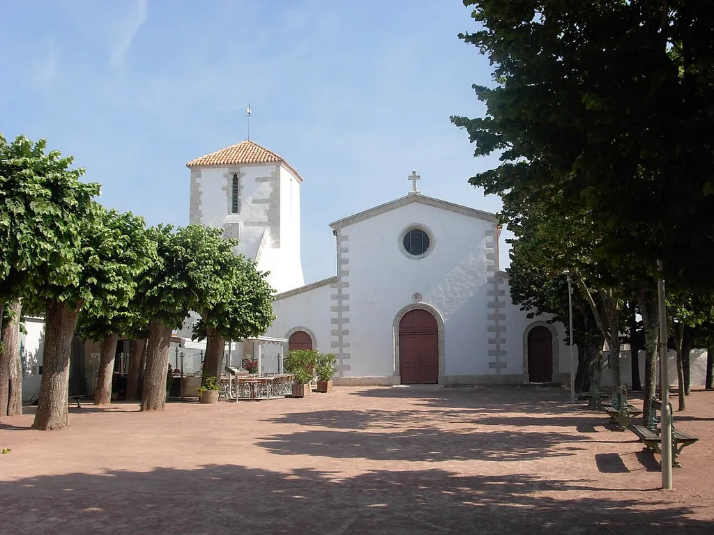 L’église Sainte Catherine, blottie dans un écrin de tilleuls se détache sur un sol aux nuances rouges foulé par les boulistes. Fondée au XIIIeme siècle par l’abbaye de Saint-Michel en l’Herm, elle sera agrandie, embellie et dotée d’un clocher au XVe siècle puis reconstruite en 1830. La séparation de l’Église et de l’État en 1905 est gravée sur le fronton sous la forme de l’estampille liberté, égalité, fraternité. En 2008 l’église a fait l’objet d’importants travaux de restauration en partenariat avec la Fondation du Patrimoine.