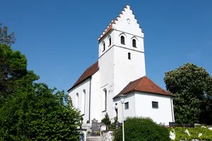 Katholische Pfarrkirche Simon Petrus mit Mauer