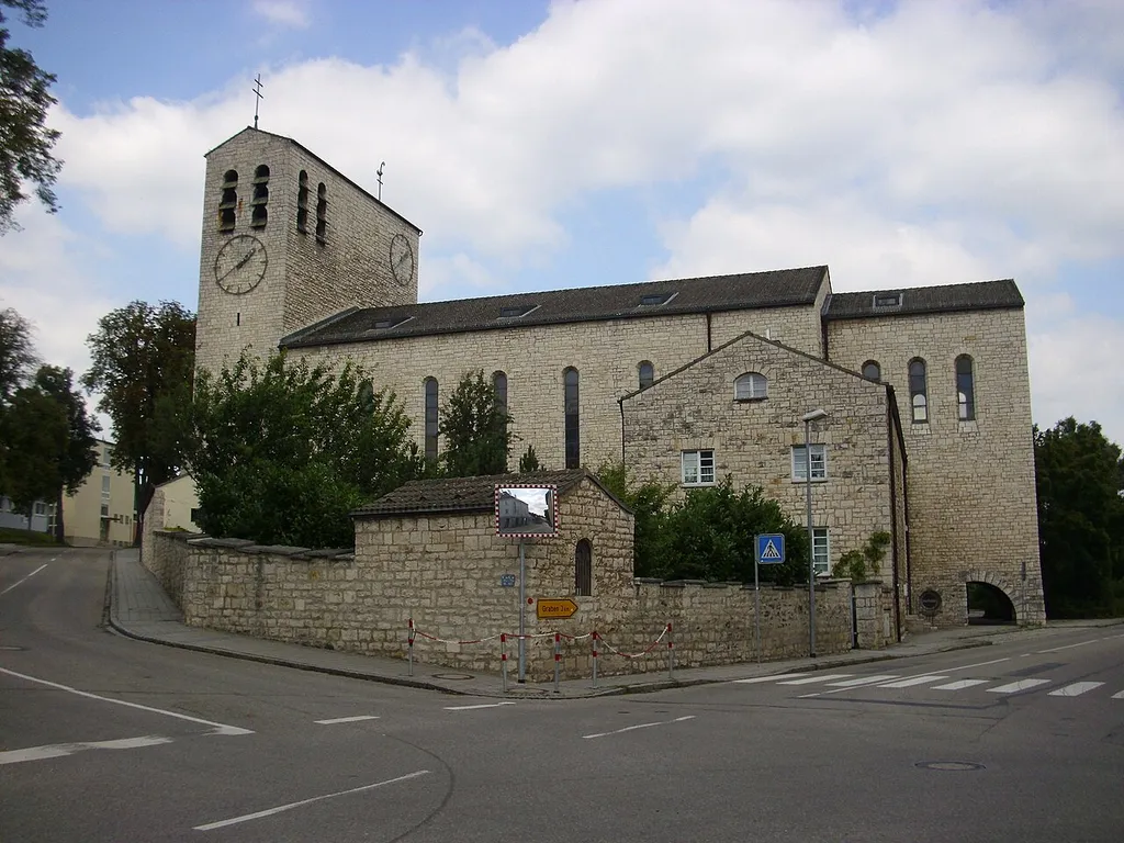 Marienkirche in Treuchtlingen an der Einmündung der Elkan-Naumburg-Straße in die Bahnhofstraße