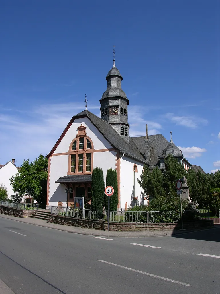 Die evangelische Pfarrkirche von Hochelheim bei Wetzlar (Gemeinde Hüttenberg im Lahn-Dill-Kreis), Wirkungsstätte des Pfarrers Paul Schneider von 1926 bis 1934. Zuvor war sein Vater hier von 1910 bis 1926 Pfarrer gewesen. Auf dem Hochelheimer Friedhof liegen auch seine Eltern begraben.